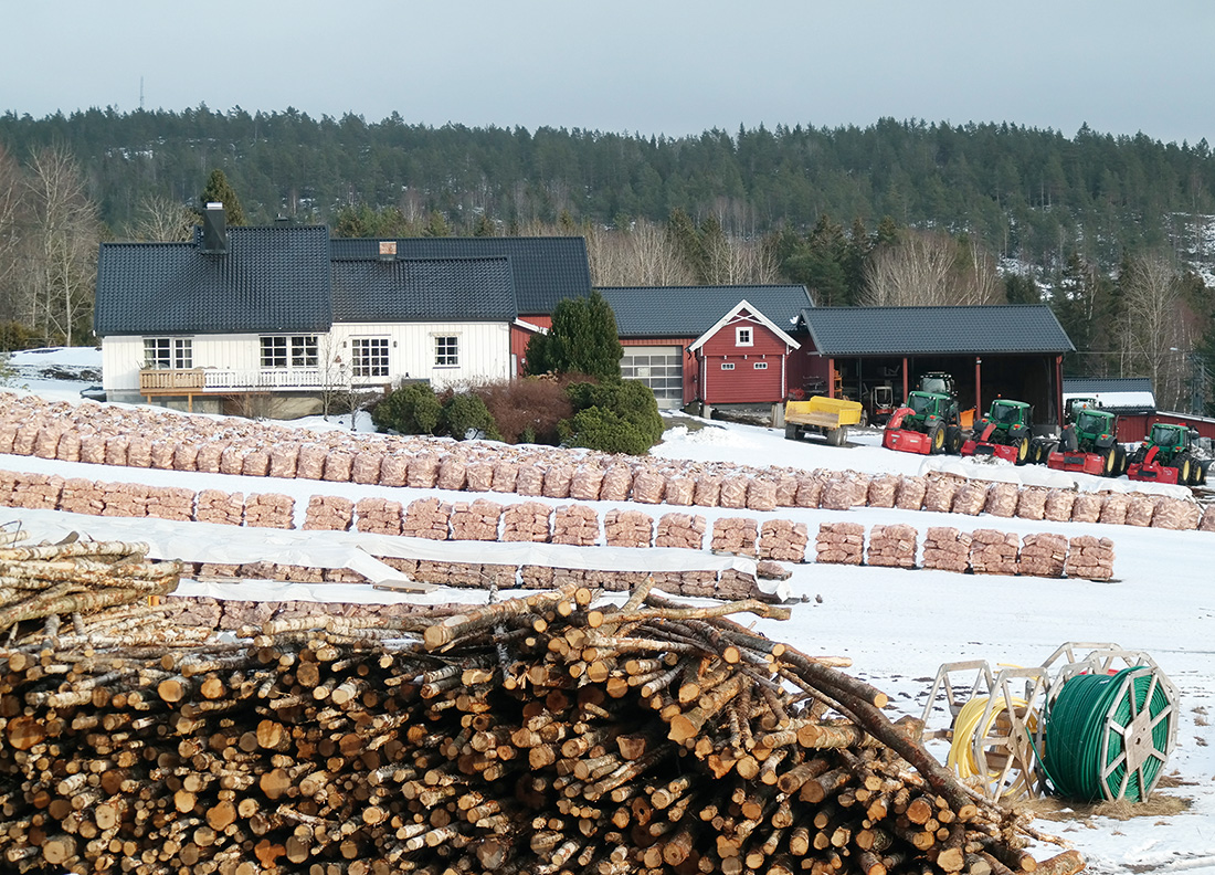 I dag er det hovedsaklig vedsalg Leif holder på med.