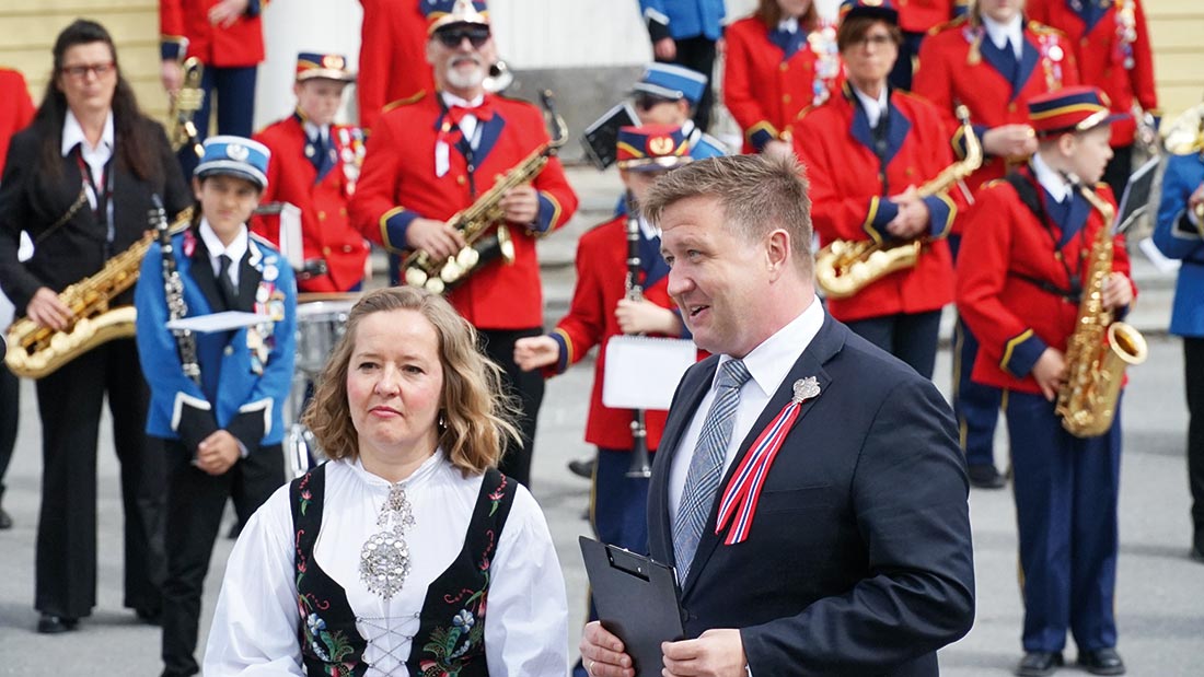 Ordfører Truls Wikholm og Fjellstrands 17. mai-general Silje Katinka Jansen foran foran Fjellstrand skole.