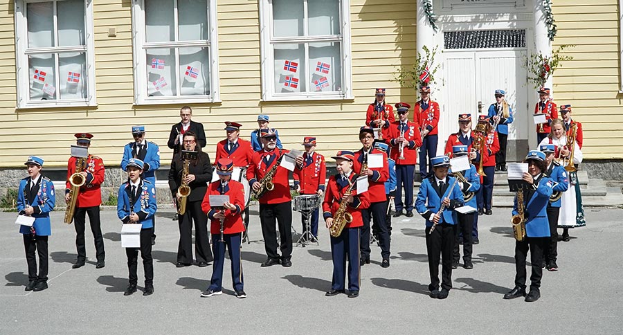 Korpsmusikk utenfor Fjellstrand skole.