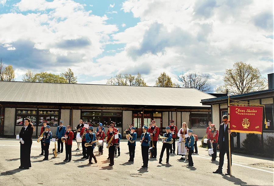 Jaer & Fjellstrand og Myklerud skolekorps foran Myklerud skole.