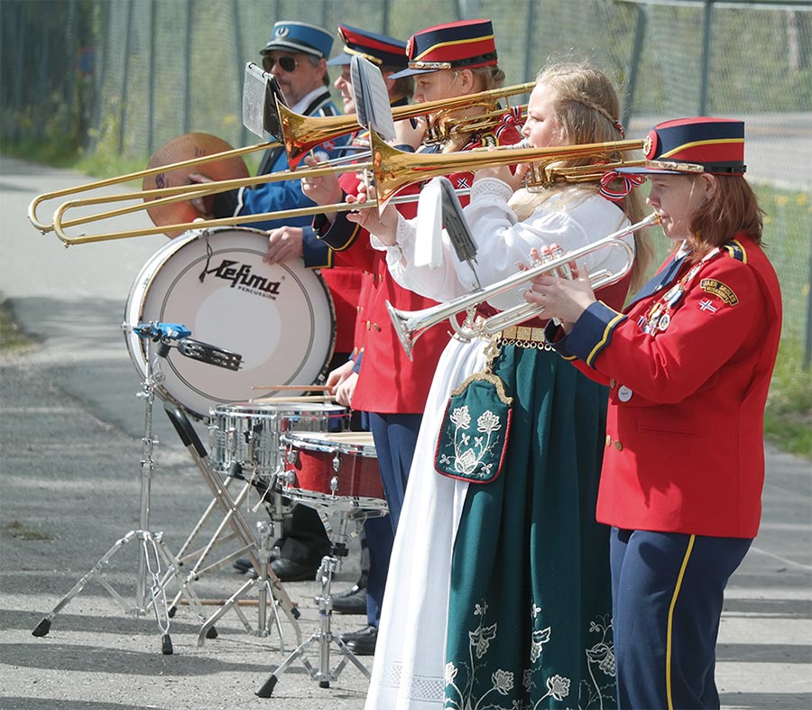 Jaer & Fjellstrand og Myklerud skolekorps spiller på Jaer skole.