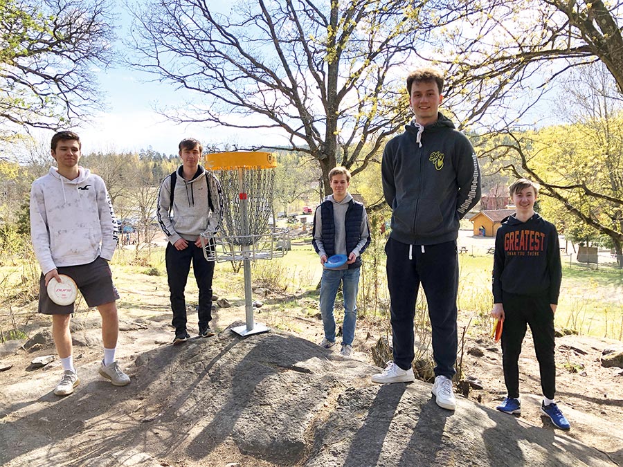 Guttegjengen fra Ski liker frisbeegolfbanen på Nesodden.